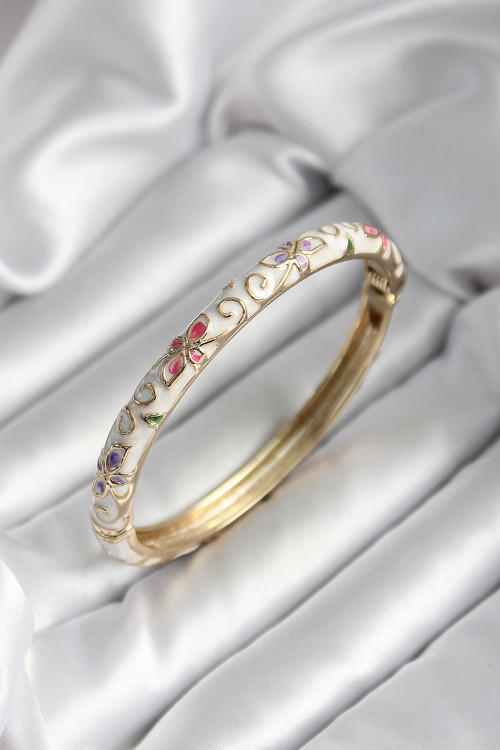 Mineli Pirinç Beyaz Çiçek Desenli Gold Renk Kadın Kelepçe (çap 60 mm) SL11947