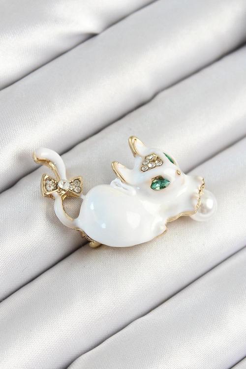 Zirkon Taşlı İnci Detaylı Beyaz 3D Kedi Figürlü Gold Renk Kadın Broş SL12065