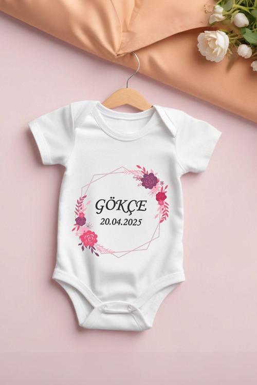 %100 Pamuk Kısa Kollu Kişiye Özel Çiçek Çerçeveli Desenli Çıtçıtlı Bebek Body Zıbın Beyaz