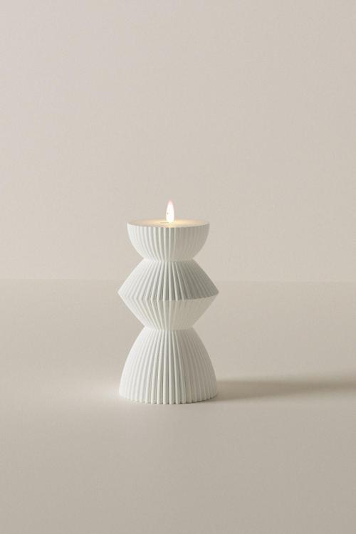 Dekoratif Taper Desenli Sütün Kokulu Mumlar - Orta Boy Soya Wax Candle 1 Adet Beyaz