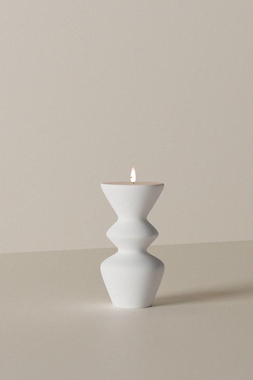 Dekoratif Orta Boy Dalgalı Kokulu Mum- Ollie Orta Boy Mum Soy Wax Candle 1 Adet Beyaz -15.4 X 8 Cm