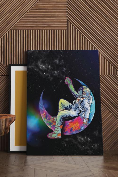 Renki Ay ve Astronot Kanvas Tablo