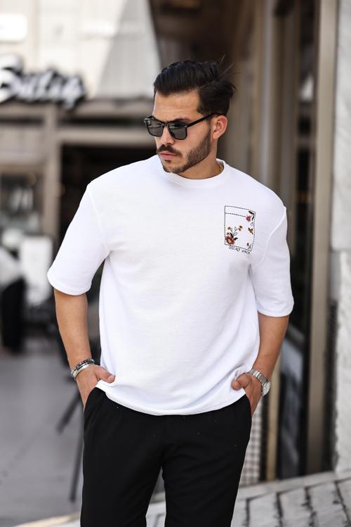 Beyaz Göğüs Nakışlı Sıfır Yaka Oversize Kısa Kollu Tişört- 2432