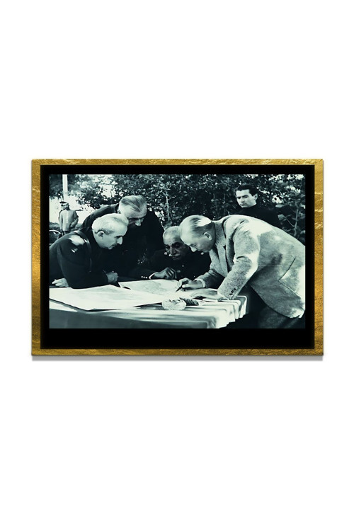 Yapay Zeka İle Yenilenmiş Atatürk Fotoğrafları Siyah Beyaz Cam Tablo, 3D Dekoratif Baskı 236