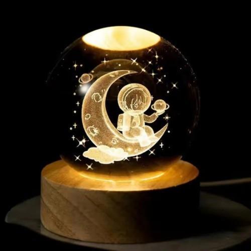 Büro Ev Ofis Hediyesi için 6CM Ayda Astronot Stil Ahşap Altlı Led Işıklı Cam Küre