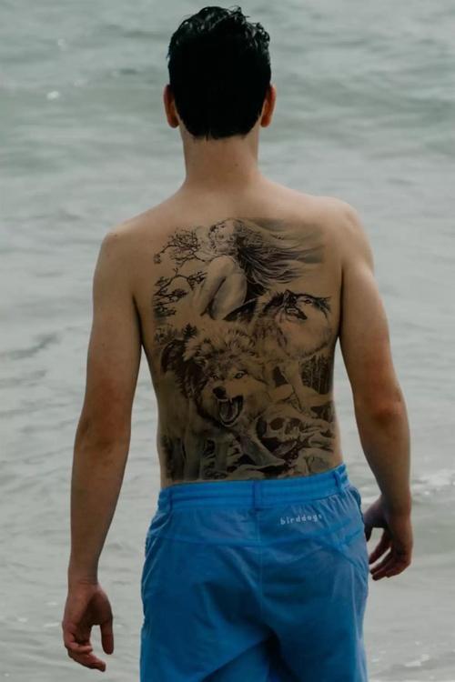 Kurt ve Kadın Modelli Geçici Sırt Dövme Tattoo