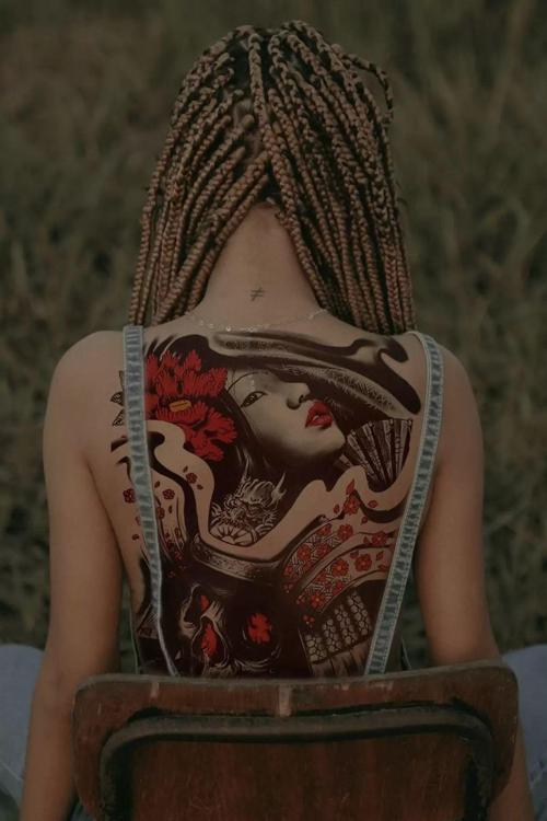 Kadın ve Kurukafa Modelli Geçici Sırt Dövme Tattoo