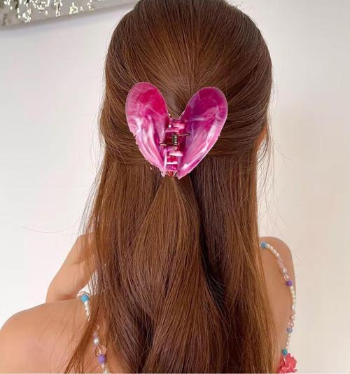 Pembe Renk Kalp Detaylı Kemik Mandal Toka