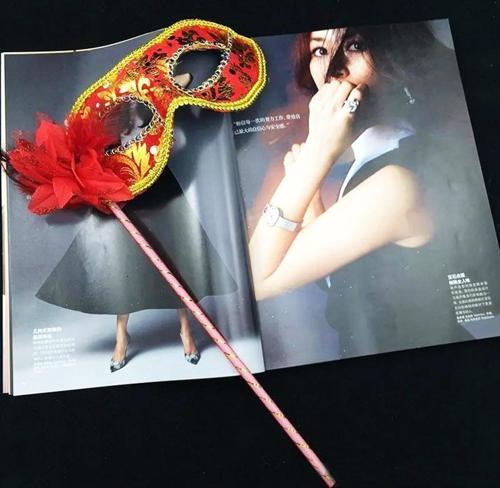 Lüks Taşlı Saplı Maskeli Balo Maskesi Kırmızı Renk 35 cm