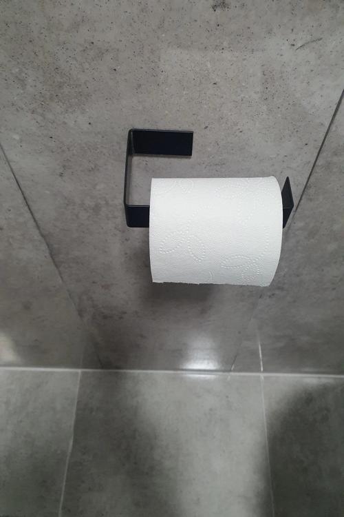 Banyo Dekoru için Vidalı Yapışkanlı Mat Siyah Tuvalet Kağıdı Tutucu