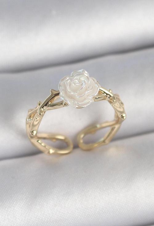 Pirinç Gold Renk Beyaz Gül Model Ayarlanabilir Kadın Yüzük