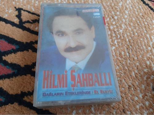  Hilmi Sahballı -Dağların Eteklerinde El Eleyiz Jelatinli Cam Baskı Kaset