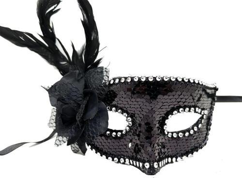 Çocuk Siyah Renk Yandan Tüylü Güllü Gümüş Taşlı Pullu Maske 20x22 cm