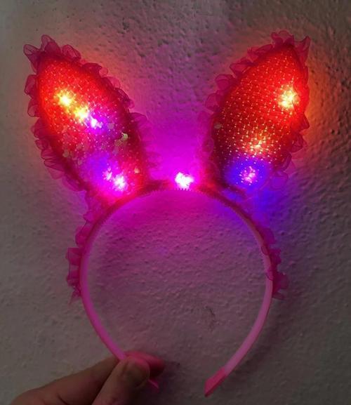 Çocuk   Kenarları Dantelli Fuşya Pullu Payetli Led Işıklı Tavşan Kulak Taç 23x19 cm