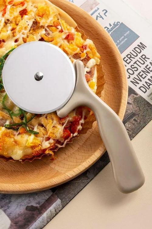 Plastik Saplı Çelik Pizza Hamur Mantı Börek Kesme Ruleti Pratik Pizza Kesici Dilimleyici Rulet
