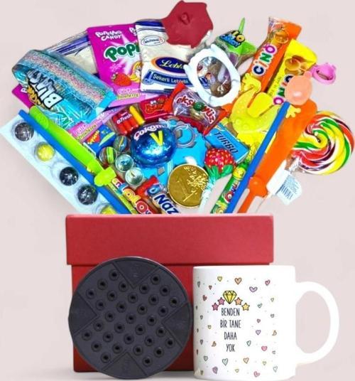 Nostaljik Sürprizlerle Dolu Kırmızı Hediye Kutusu ve Benden Bir Tane Daha Yok Baskılı Kupa Bardak