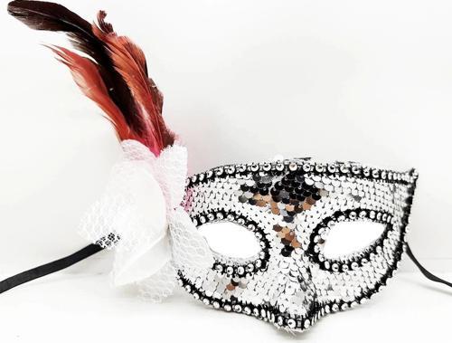Gümüş Renk Yandan Tüylü Güllü Gümüş Taşlı Pullu Maske 20x22 Cm