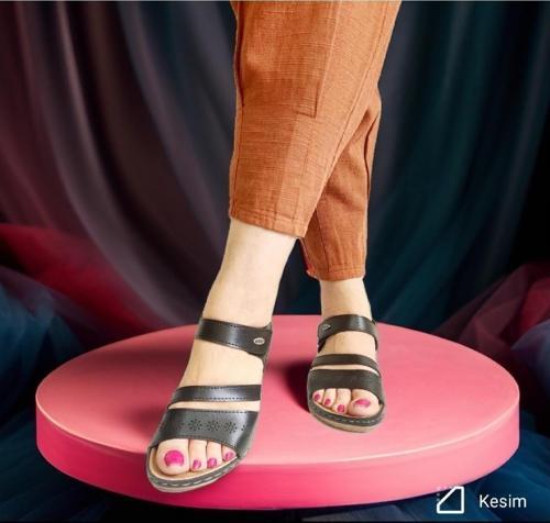 Kadın Günlük Cırtlı Ayarlanabilir Çiçek Motifli Sandalet