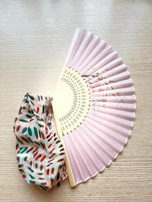 - Pembe Bambu Yelpaze Ve Kırmızı, Yeşil Desenli Paraşüt Bandana Hediyeli