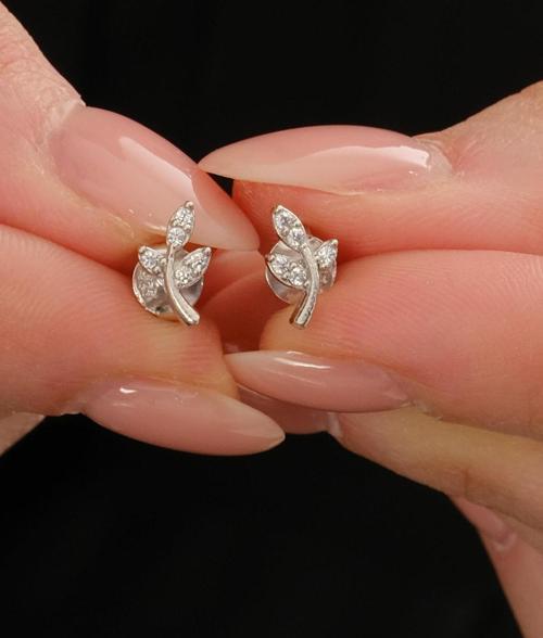 Yaprak Rodyumlu Mini Gümüş Küpe 7372