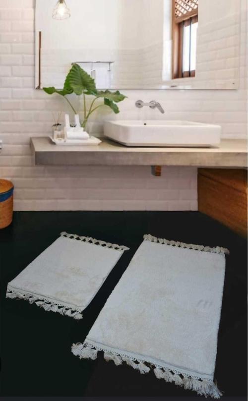 2Li Peluş Saçaklı Dokuma Tabanlı Banyo Takımı Beyaz