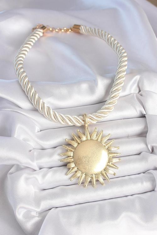 Zarif Kadın için Golden Pirinç Kırık Beyaz Halatlı Stil Güneşli Kolye