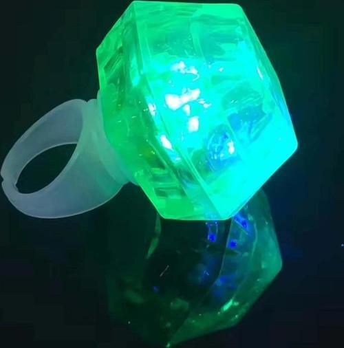 Kristal Tasarımlı Led Glow Işıklı 3 Modlu Yeşil Yüzük 3.5 X 5 Cm