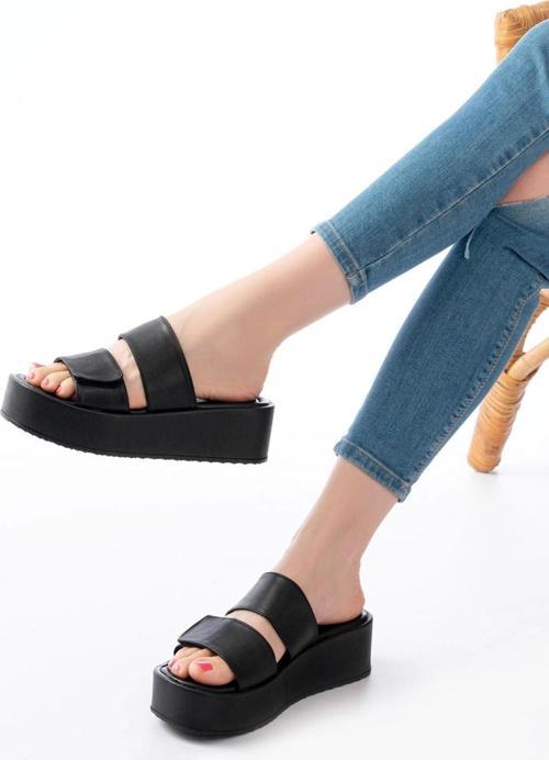 861-1034 Siyah Çıtçıtlı Dolgu Topuk Kadın Terlik