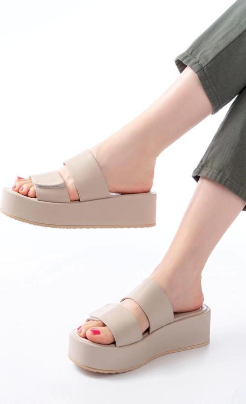 861-1034 Bej  Çıtçıtlı Dolgu Topuk Kadın Terlik