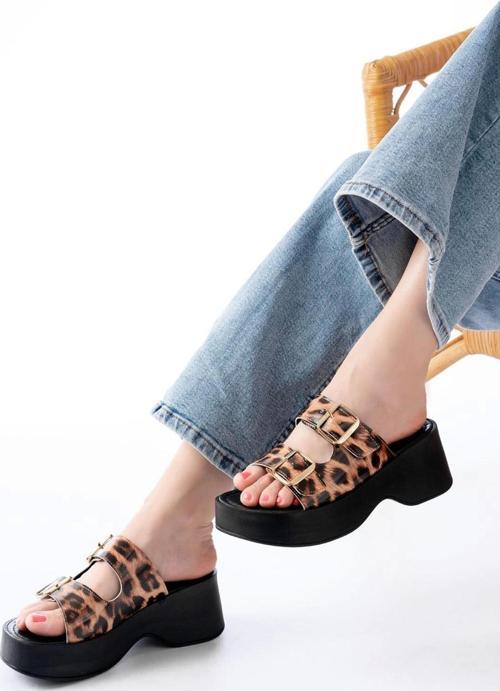 24414-574 Leopar Rugan Günlük Tokalı Dolgu Topuk Kadın Terlik