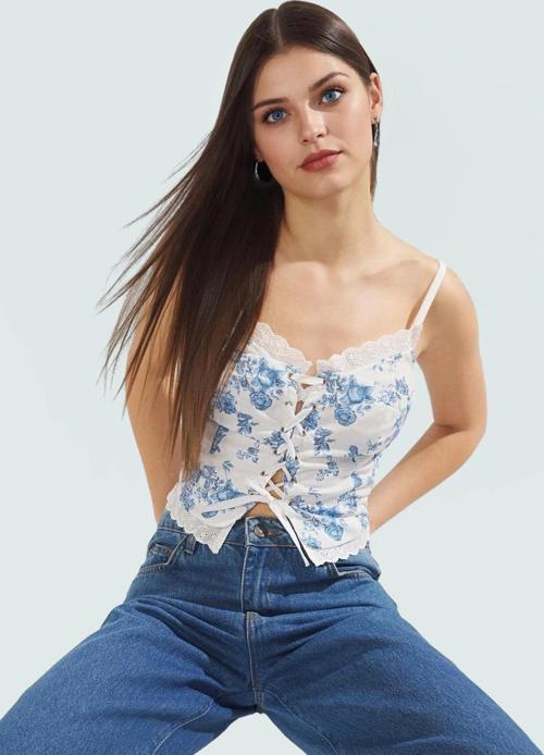 Yazlık Çiçekli Crop Bluz Fitted Kalıp İnce Askılı Dokuma Trend Tasarım Modern Stil