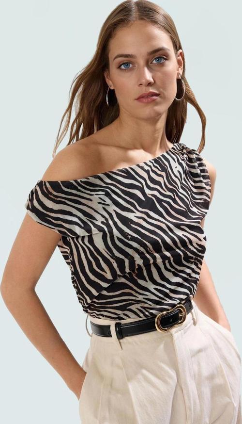 Yazlık Asimetrik Yaka Kısa Kol Örme Bluz Fitted Kalıp Polyester Kumaş Trend Tasarım Konforlu Kesim