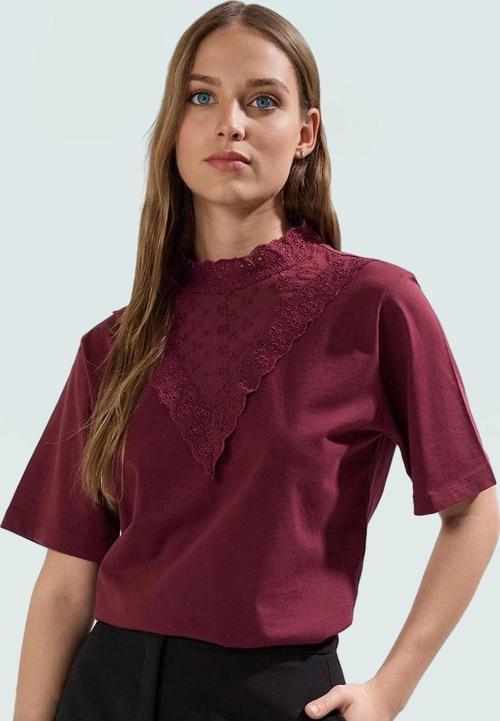 Brodeli Dik Yaka Pamuklu Bluz Regular Kalıp Yazlık Rahat Kullanım Şık Görünüm Seçkin Malzeme