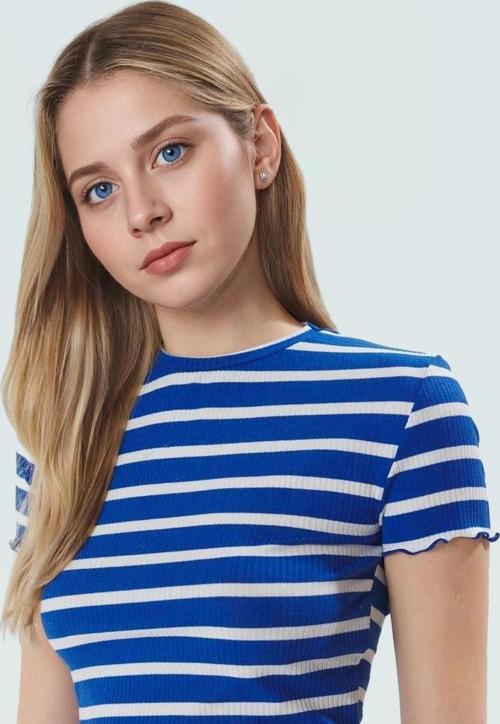 Çizgili Fitted Crop Kısa Kollu Örme Bluz Rahat Günlük Stil Zarifane Tasarım Premium Kalite