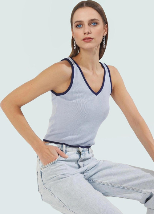 Şık Crop Bluz Fitted Kalıp Triko Kumaş Modern Stil Profesyonel Görünüm Seçkin Malzeme