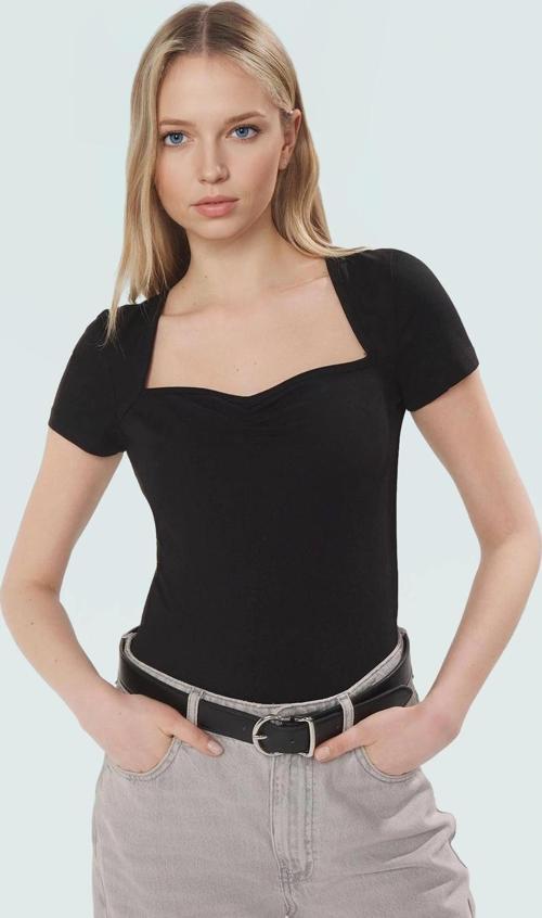 Likralı Penye Bluz Kalp Yaka Fitted Yazlık Yüksek Kalite Dayanıklı Malzeme