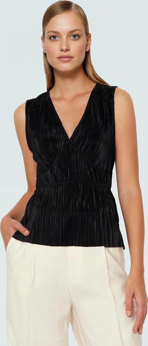 Kadın Piliseli V Yaka Örme Bluz Yazlık İş Elbisesi Zarifane Tasarım Konforlu Kesim