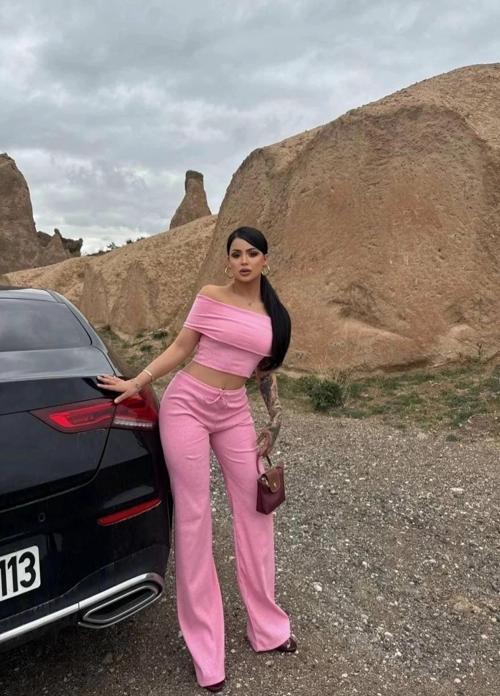 Madonna yaka bol paça pantolonlu takım