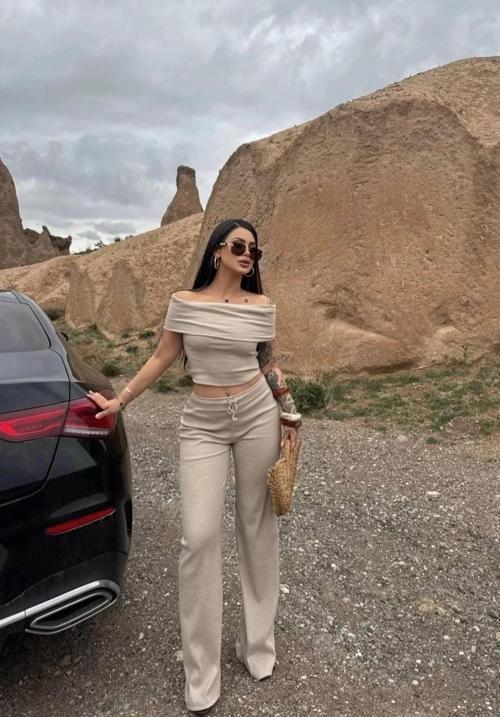 Madonna yaka bol paça pantolonlu takım