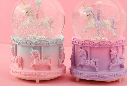 Orta Boy Müzikli Unicorn Kar Küresi