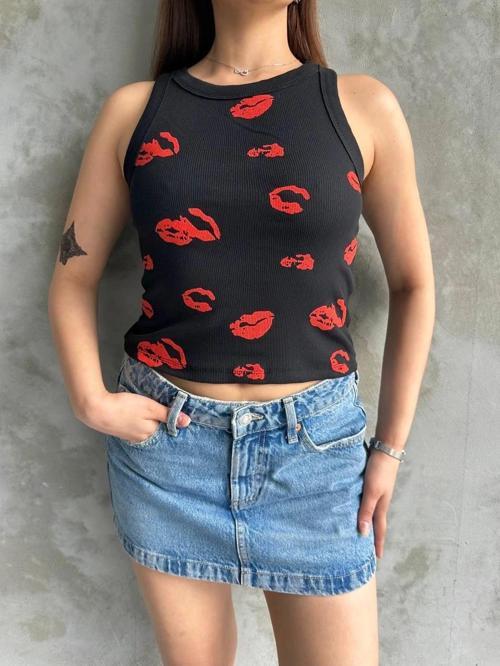 Öpücük baskılı bluz