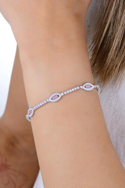Gümüş rodyumlu pırlanta modeli baget kesim pembe zirkon taşlı göz dizisi su yolu bileklik [barcode]
