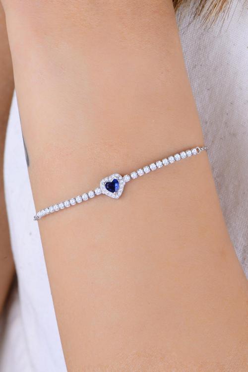 Gümüş rodyumlu pırlanta modeli safir ve zirkon taşlı kalp detaylı su yolu bileklik. [barcode]