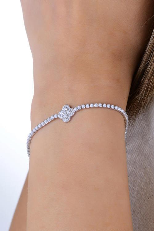 Gümüş rodyumlu pırlanta modeli zirkon taşlı yonca detaylı su yolu bileklik. [barcode]