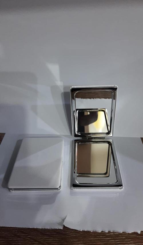 Beyaz Renk Büyüteçli Cep Aynası Dikdörtgen