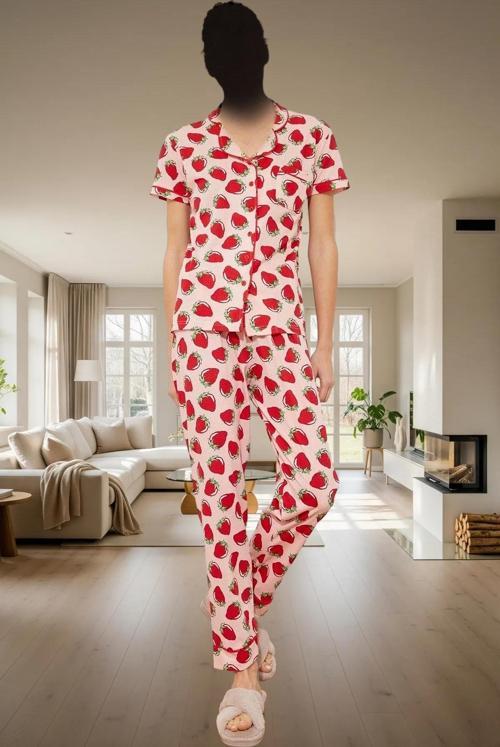 Evde Rahatlık İçin Pamuk Polyester Örme Pijama Takımı Çilek Desenli Konforlu Kesim