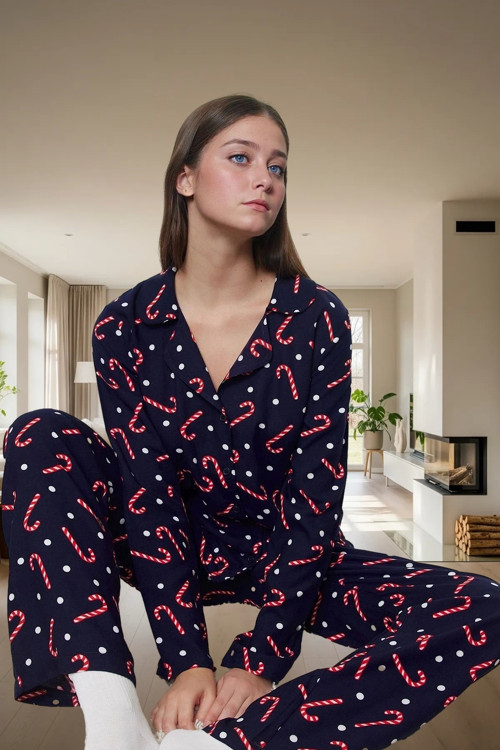 Rahat Viskoz Pijama Takımı; Yılbaşı Desenli Düğmeli Geniş Paça Shally Dokuma Konforlu Kesim