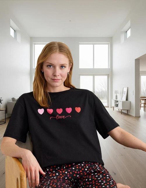 Pamuklu Pijama Takımı Kalpli Desenli Regular Kalıp Zarifane Tasarım Şık Görünüm