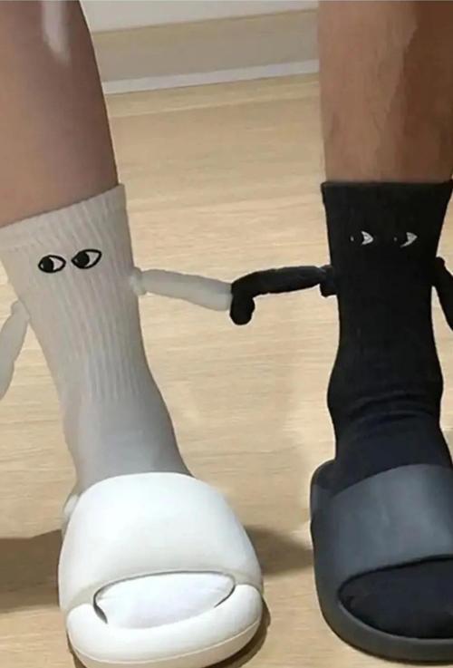 Siyah ve Beyaz Mıknatıslı Halay Çeken Arkadaş Aşk Çorabı 2 Çift