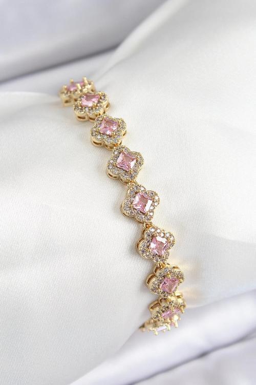 Pirinç Zirkon Taşlı Pembe Yonca Baget Model Gold Renk VIP Seri Kadın Bileklik